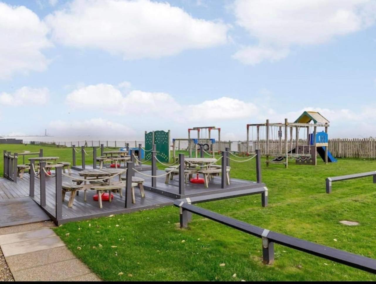 Villa Sea View 3-Bed Heated Pool Eat Bar Kids Park Lowestoft Eksteriør billede
