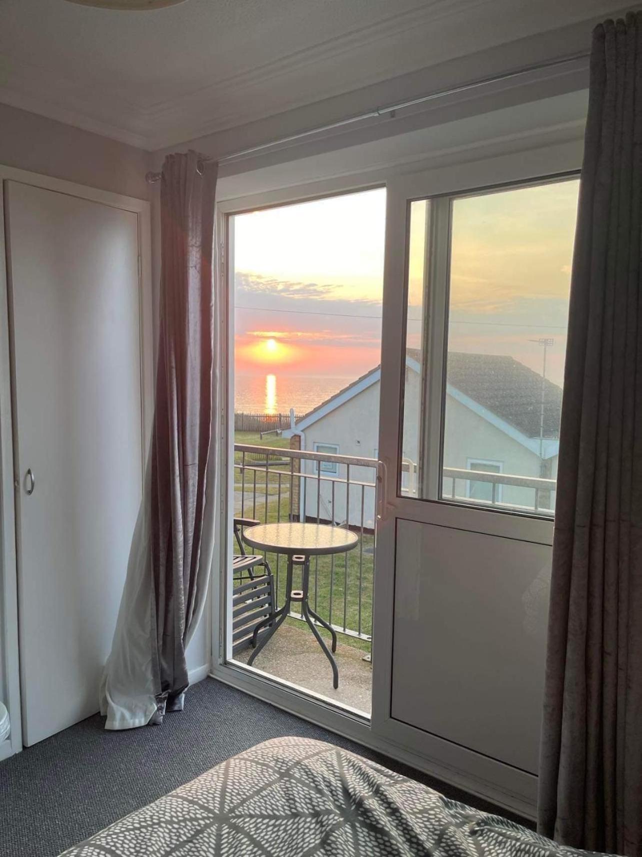Villa Sea View 3-Bed Heated Pool Eat Bar Kids Park Lowestoft Eksteriør billede